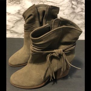 Jessica Simpson JS-Sesley leather with tassel Taupe size 10 barely worn